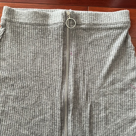 Gray skirt with front zipper. NWOT. Size medium. - Picture 2 of 5